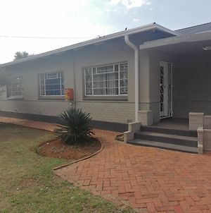 Good And Proper Guesthouse Vereeniging Exterior photo