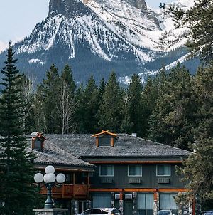 Mountaineer Lodge Lake Louise Exterior photo