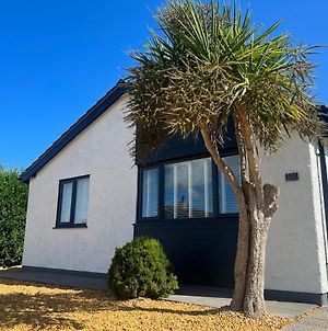 Luxurious Modern 2 Bedroom Bungalow Private Garden Holyhead Exterior photo