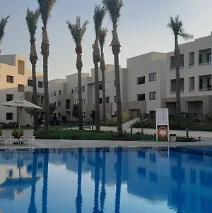 A Glimpse Of Luxury Overlooking The Pool - Azha Διαμέρισμα Αΐν Σούχνα Exterior photo