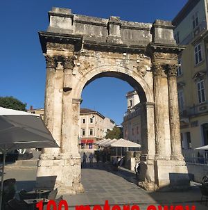 Roman Arch- Low Budget Doublebed Room In Top Center Πούλα Exterior photo