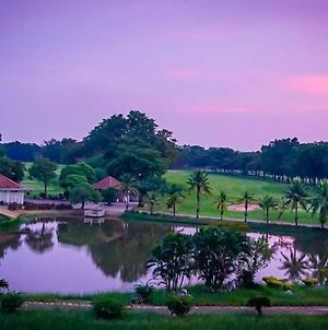 Uniland Golf & Resort Nakhon Pathom Exterior photo