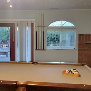 Oasis 2 Pool Table Custom Kitchen With Large Deck Βίλα Μέντφορντ Exterior photo