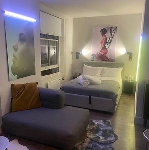 New Luxury Cyberpunk 1Bed Studio Serviced Apartment Notting Hill London Free Wifi & Netflix Central Location Perfect For Solo & Coupled Guests Exterior photo