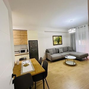 Lovely Apartment With Free Parking On Premises Τίρανα Exterior photo