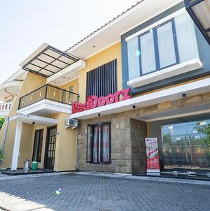 Reddoorz Syariah Near Marvell City Mall 2 Ξενοδοχείο Σουραμπάγια Exterior photo