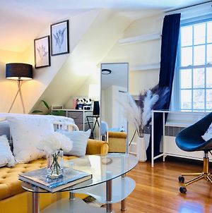 Luxurious Master Bedroom W/ 4K 65” Tv, Netflix, Desk For Work & Makeup Framingham Exterior photo
