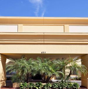 La Quinta Inn & Suites By Wyndham Tampa Fairgrounds - Casino Exterior photo