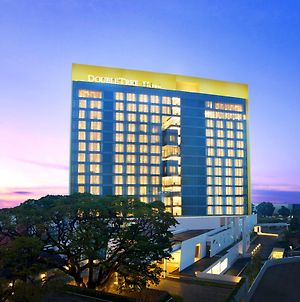 Doubletree By Hilton Jakarta - Diponegoro Ξενοδοχείο Exterior photo