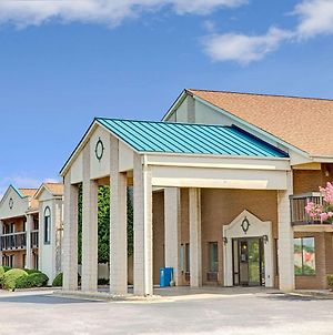 Days Inn By Wyndham Mooresville Lake Norman Exterior photo