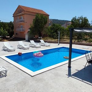Family Friendly Apartments With A Swimming Pool Vinisce, Trogir - 12676 Exterior photo