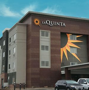 La Quinta Inn & Suites By Wyndham Wichita Airport Exterior photo