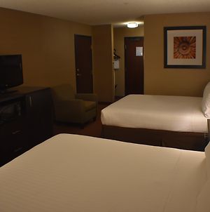 Holiday Inn Express Hotel & Suites Garden City Exterior photo