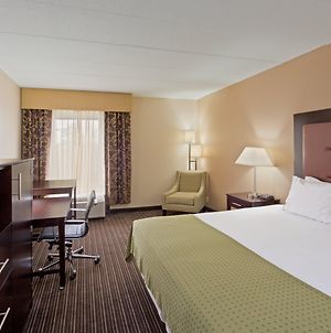 Holiday Inn Express & Suites Charleston-Southridge Exterior photo