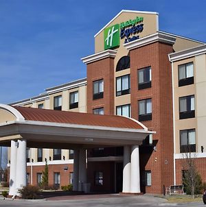 Holiday Inn Express Hotel & Suites Pratt Exterior photo
