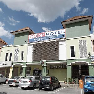 Coop Hotel Putrajaya & Cyberjaya Kampung Dengkil Exterior photo