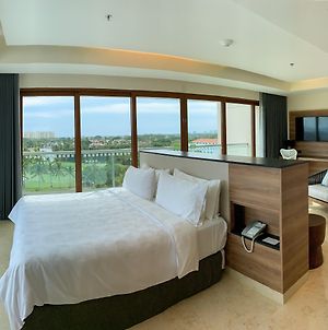 Holiday Inn & Suites Puerto Vallarta Marina & Golf Exterior photo