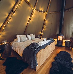 Scaldersitch Farm Boutique Camping Tipi With Private Wood Fired Hot Tub Ξενοδοχείο Sheen Exterior photo