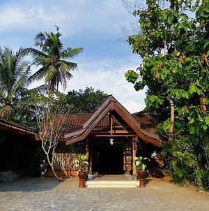 Griyo Jawi - Cabins & Pool Ξενοδοχείο Magelang Exterior photo