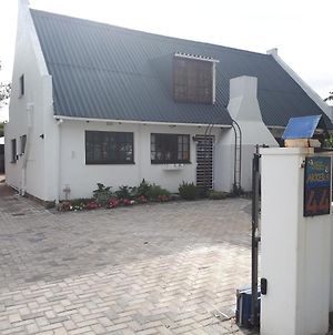 6 Bedroom House And Cottage Hermanus Exterior photo