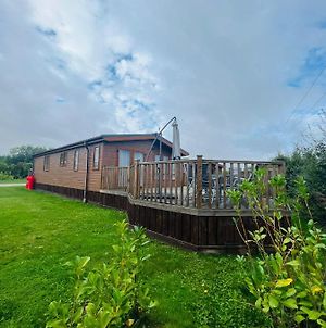 Hedgerow Lodge With Hot Tub Malton Exterior photo