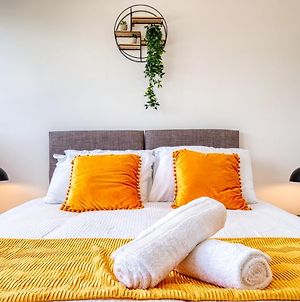 Stylish 2 Bed Flat In Basingstoke Διαμέρισμα Exterior photo