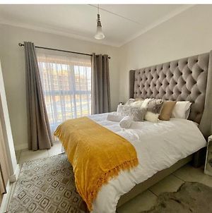 Luxury 1 Bedroom Pretoria-Noord Exterior photo