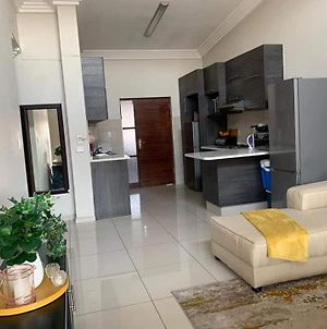 Beautiful Budget Friendly Room In Shared Apartment Boksburg Exterior photo