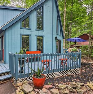 Colorful Pocono Lake Cabin With Deck And Fire Pit Βίλα Exterior photo