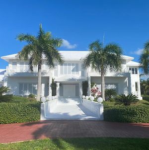 Casa Blanco Bahamas Sleeps 15 Βίλα Νασάου Exterior photo