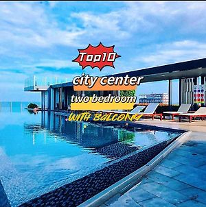 The Base Seaview Holiday Inn Pattaya Exterior photo