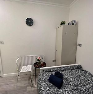 Lovely Apartment Close To Acton Central Station Λονδίνο Exterior photo