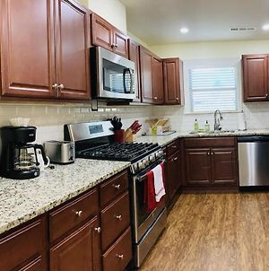 King Bed, 5Min From Uofa, Free Garage Access! Βίλα Fayetteville Exterior photo