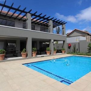 Lovely, Modern, Contemporary 1 Bedroom Apartment. Sandton Exterior photo
