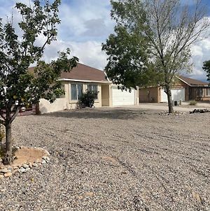 Cheerful Three Bedroom Home With Mountain Views Los Lunas Exterior photo
