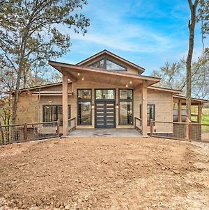 Luxe Creekside Cabin With Hot Tub And Fire Pit! Βίλα Broken Bow Exterior photo