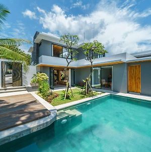 Villa Arunika - Stylish Tropical 2Br Villa Close To Nyanyi Beach! Selemadeg Exterior photo