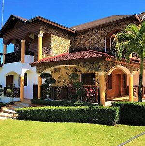Villa Amila By Hospedify Hermosa Villa Para 20 Personas Y A 4 Minutos Del Rio De Jarabacoa Exterior photo