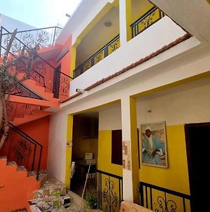 Kleurrijke Vakantiewoning In Dakar, Tropische Tuin Βίλα Exterior photo