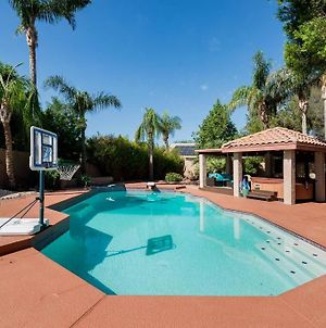 Backyard Oasis - Hot Tub, Heated Pool, Fire Pit ++ Βίλα Γκλέντεϊλ Exterior photo