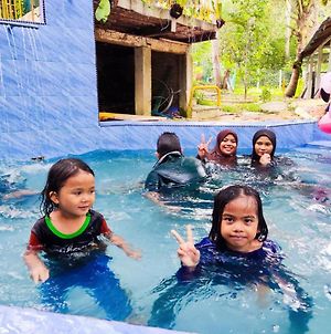 Lata Bayu Chalet - Waterfall & River With Kids Pool Ξενοδοχείο Baling Exterior photo