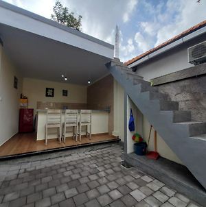 Ozzy Bali Guest House Canggu Exterior photo
