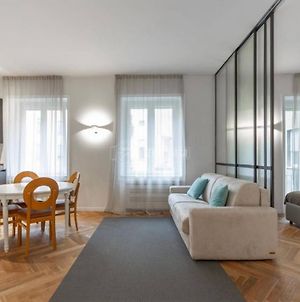 Milano - Delizioso Appartamento In Pieno Centro. Fancy Yellow Apartments Exterior photo