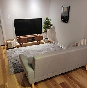 Cozy Apartment In Ahuntsic With Free Parking And Near Metro Station Μόντρεαλ Exterior photo