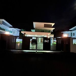 Holiday Gateway In The Exclusive Bungalow. Βίλα Malacca Exterior photo