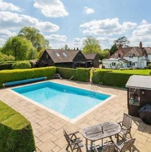 6 Bed Countryside Mansion With Tennis Court & Swimming Pool With Parking East Horsley Exterior photo