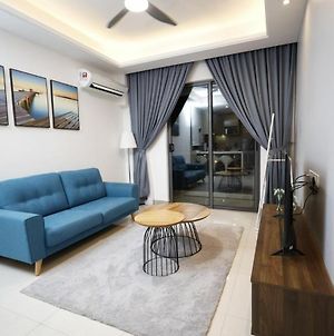 Girlboss R&F Suites Seaview Singapore View Τζόχορ Μπάχρου Exterior photo
