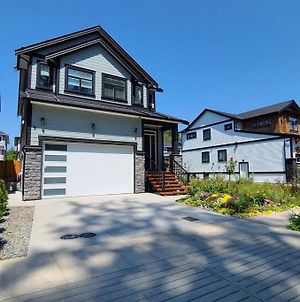 Modern, Self-Contained 2B/ 1.5 B Suite W/Workspace Maple Ridge Exterior photo