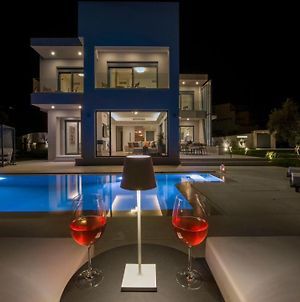 Treat Your Family Friends To The Privacy Of A Unique Villa Καλύβες Exterior photo