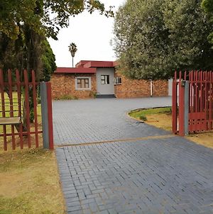 4 Mloko Student Accommodation Vereeniging Exterior photo
